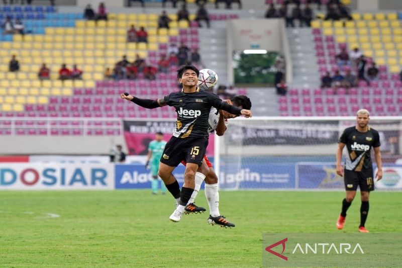 Pemain nomor p[unggung 15 Dewa United FC Rangga Muslim Perkasa (kostum hitam hitam) berduel dengan pemain Persis Solo, Chrystna Bhagascara (putih merah) dalam pertandingan Piala Presiden di Stadion manahan Solo, Jumat petang (24/6/2022). ANTARA/Bambang Dwi Marwoto.