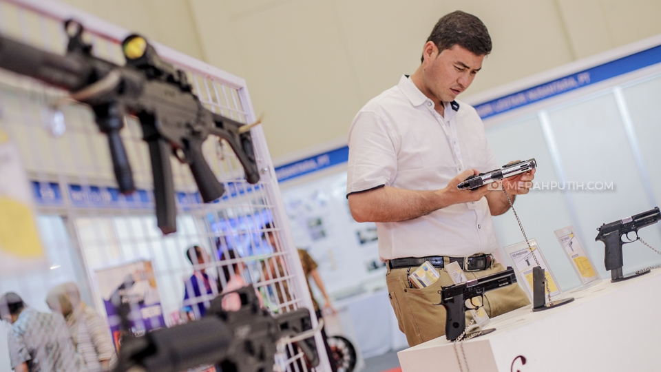 Pengunjung memperhatikan senjata api buatan PT. Pindad di Trade Expo Indonesia (TEI) 2019 di Indonesia Convention Exhibition Bumi Serpong Damai (ICE BSD), Tangerang, Banten, Rabu, (16/10/2019). TEI yang merupakan ajang besar Kementerian Perdagangan (Kemendag) digelar mulai dari 16-20 Oktober 2019. Sebanyak 1.200 pedagang (exhibitors) yang turut berpartisipasi di TEI 2019. Merahputih.com / Rizki Fitrianto