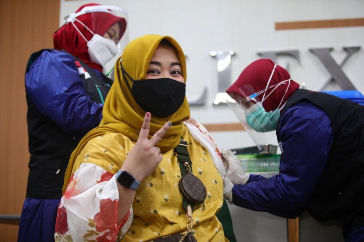 Risa Sarasvati menerima suntik vaksin Covid kedua. (Foto: Dok Pemkot Bandung)