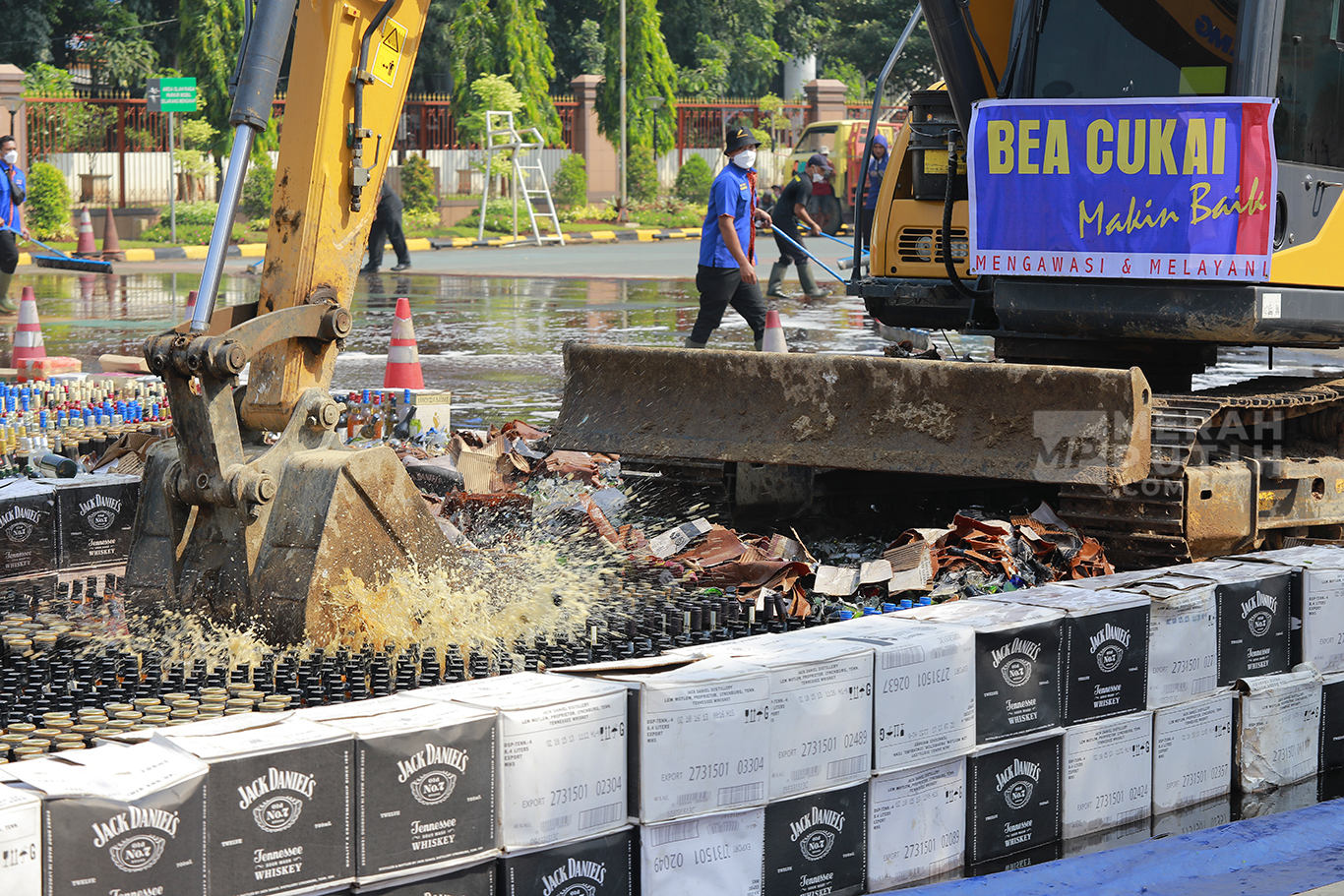 Bea Cukai Musnahkan Minuman Keras (Miras) dan Rokol Ilegal Senilai Rp165 Miliar