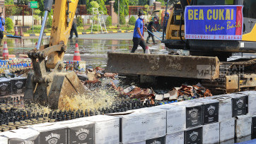 Bea Cukai Musnahkan Minuman Keras (Miras) dan Rokol Ilegal Senilai Rp165 Miliar