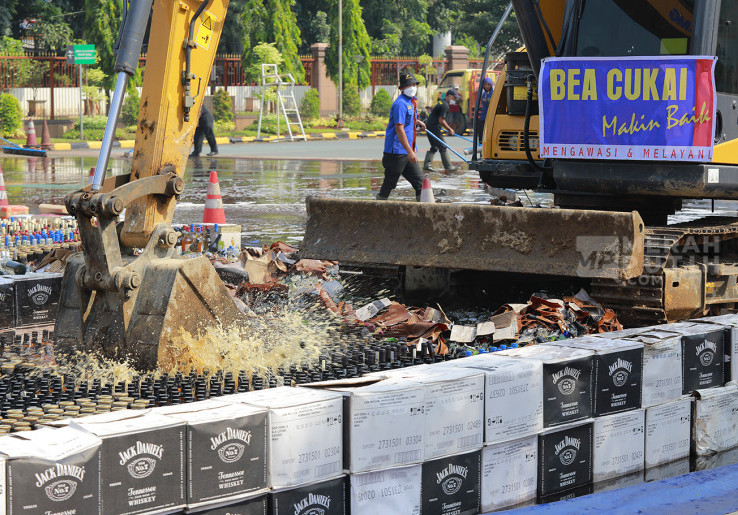 Bea Cukai Musnahkan Minuman Keras (Miras) dan Rokol Ilegal Senilai Rp165 Miliar