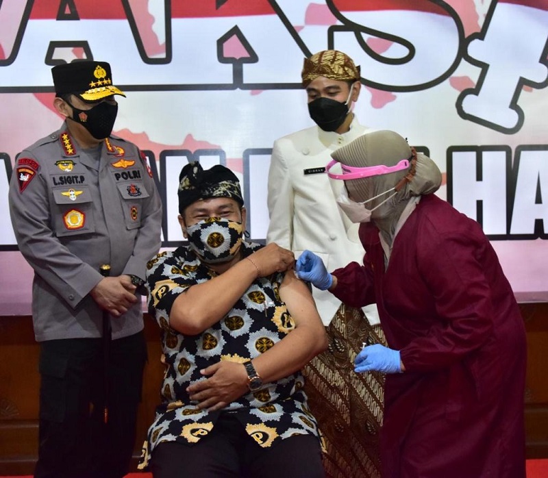 Kapolri Listyo Sigit dan Wali Kota Solo Gibran tinjau vaksinasi. (Foto: Div Humas)