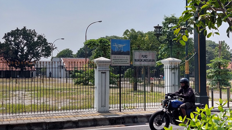 Warga melintas di kawasan Pura Mangunegaran Solo, Jawa Tengah. (MP/Ismail)