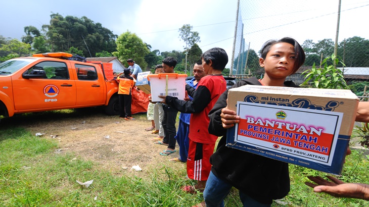 Warga membantu salurkan bantuan