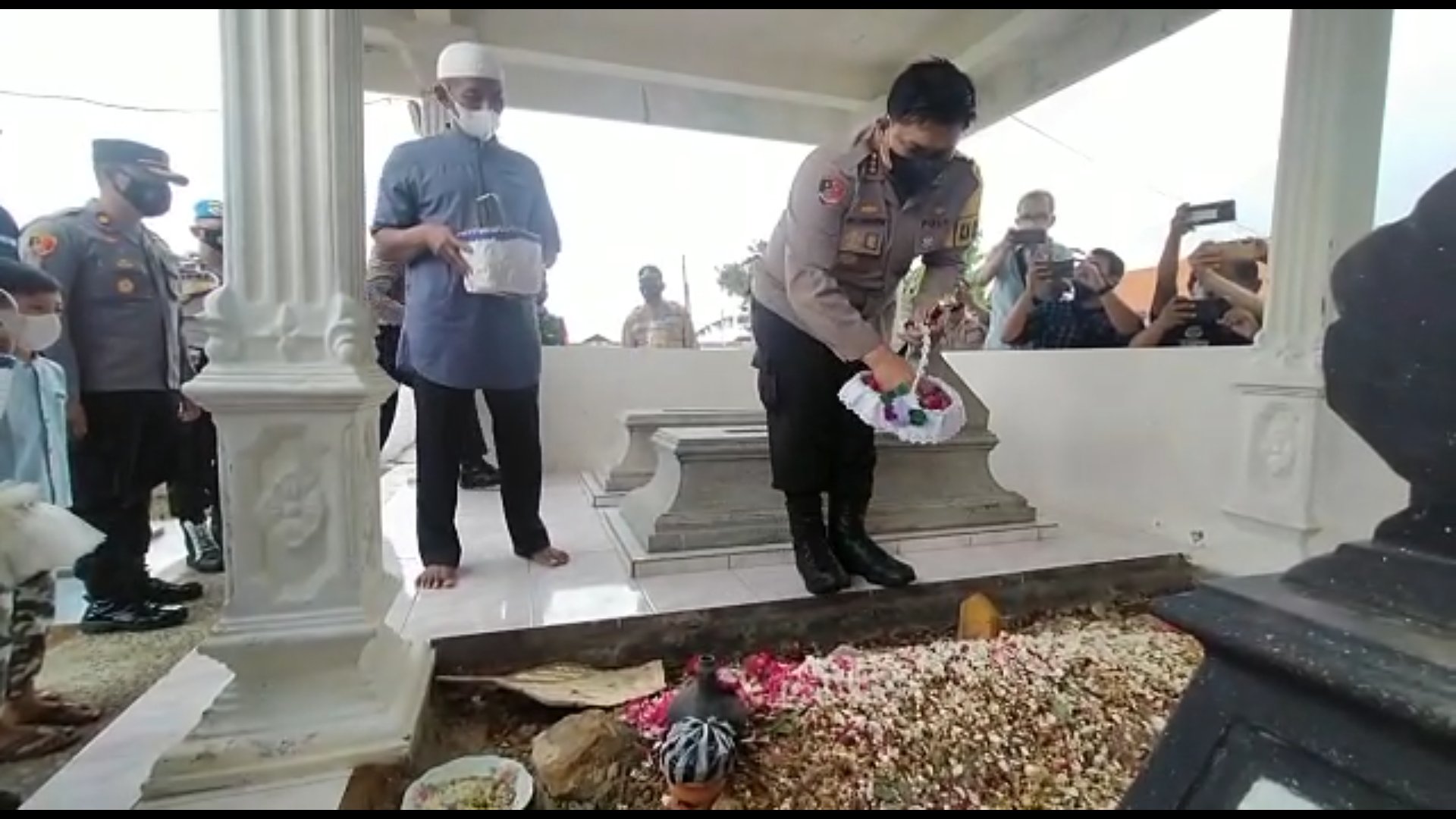 Kapolresta Surakarta, Kombes Pol Ade Safri berziarah dimakam mahasiswa UNS yang meninggal usai ikut Diklat Menwa UNS, Kamis (28/10). (MP/Ismail)