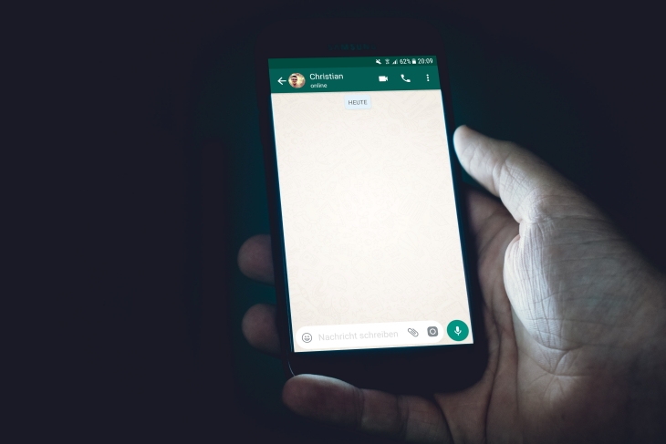 WhatsApp juga mengalami kontroversi dalam permintaan izin untuk akses data pribadi. (Foto: Unsplash/christian wiediger)