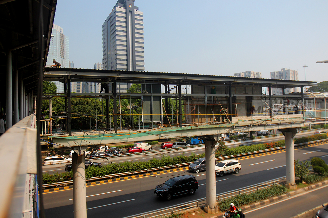 Pekerja saat menyelesaikan pekerjaan revitalisasi Halte Bus Trasnjakarta Semanggi di jalan Jenderal Gatot Subroto, Semanggi, Jakarta Selatan.