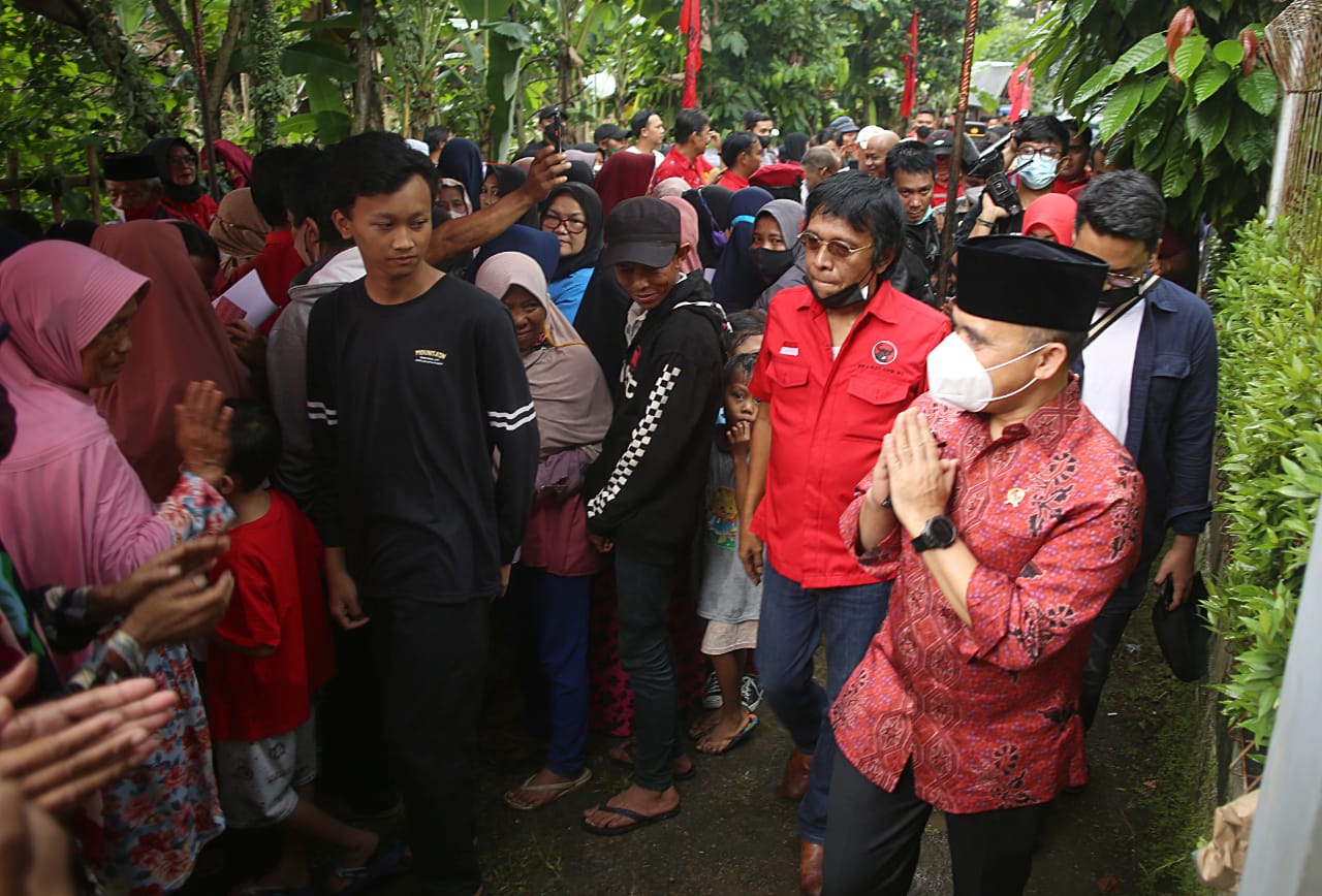 Azwar Anas Tinjau dan Buka Pengobatan Gratis di Bogor