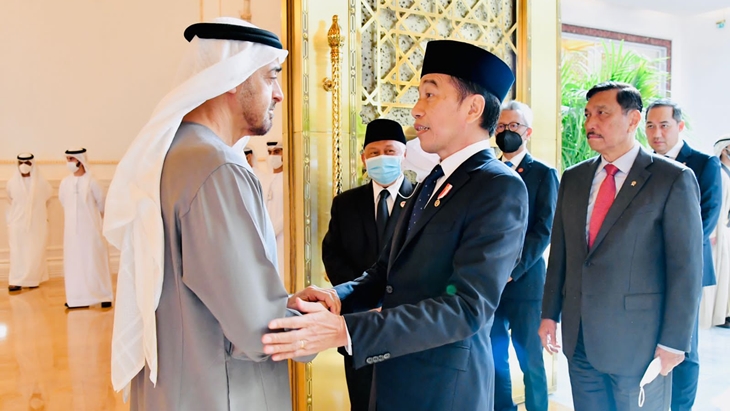 Jokowi Sampaikan Dukacita atas Wafatnya Sheikh Khalifa dengan Singgah di Abu Dhabi