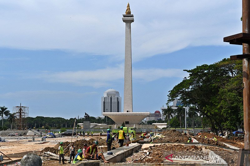 Sejumlah buruh mengerjakan pembangunan Plaza Selatan Monumen Nasional (Monas) di Jakarta, Rabu (22/1/2020). Ketua Komisi D DPRD DKI Jakarta Ida Mahmudah meminta revitalisasi kawasan Monas dihentikan sementara waktu hingga Pemprov DKI Jakarta mendapatkan izin dari Kementerian Sekretariat Negara (berdasarkan Keputusan Presiden Nomor 25 Tahun 1995 tentang Pembangunan Kawasan Medan Merdeka di Wilayah DKI Jakarta). ANTARA FOTO/Aditya Pradana Putra/foc. (ANTARA/ADITYA PRADANA PUTRA)