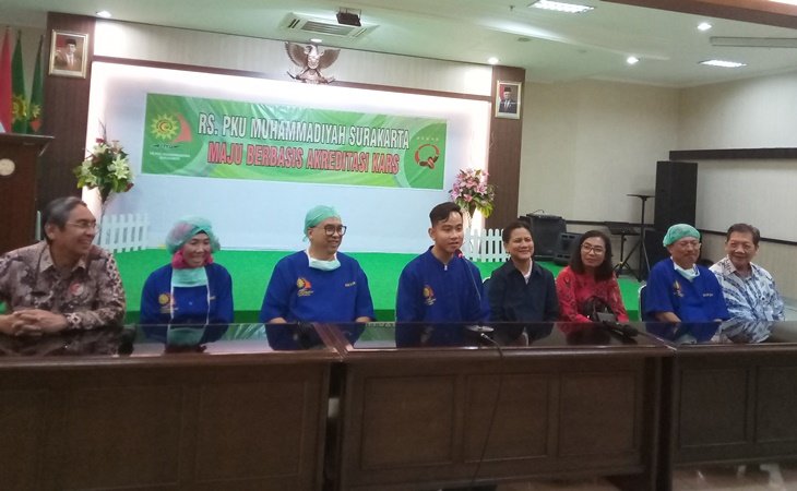 Gibran Rakabuming Raka memberikan keterangan terkait lahirnya anak kedua di RS PKU Muhammadiyah