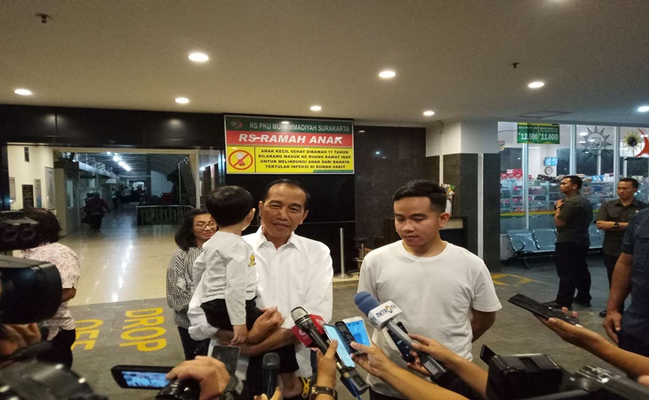 Presiden Jokowi bersama Gibran Rakabuming serta Jan Ethes