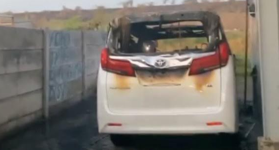 Enggak Langsung ke Body, Mobil Via Vallen Dibakar dari Ban