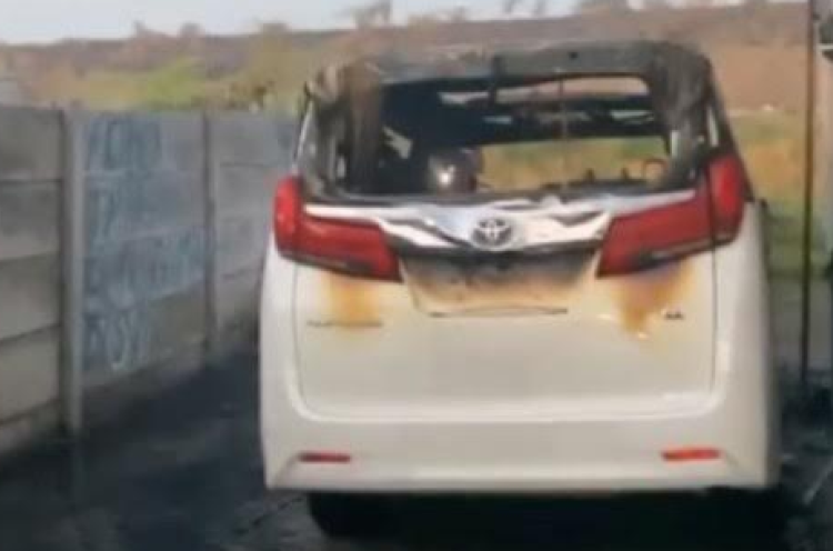 Enggak Langsung ke Body, Mobil Via Vallen Dibakar dari Ban