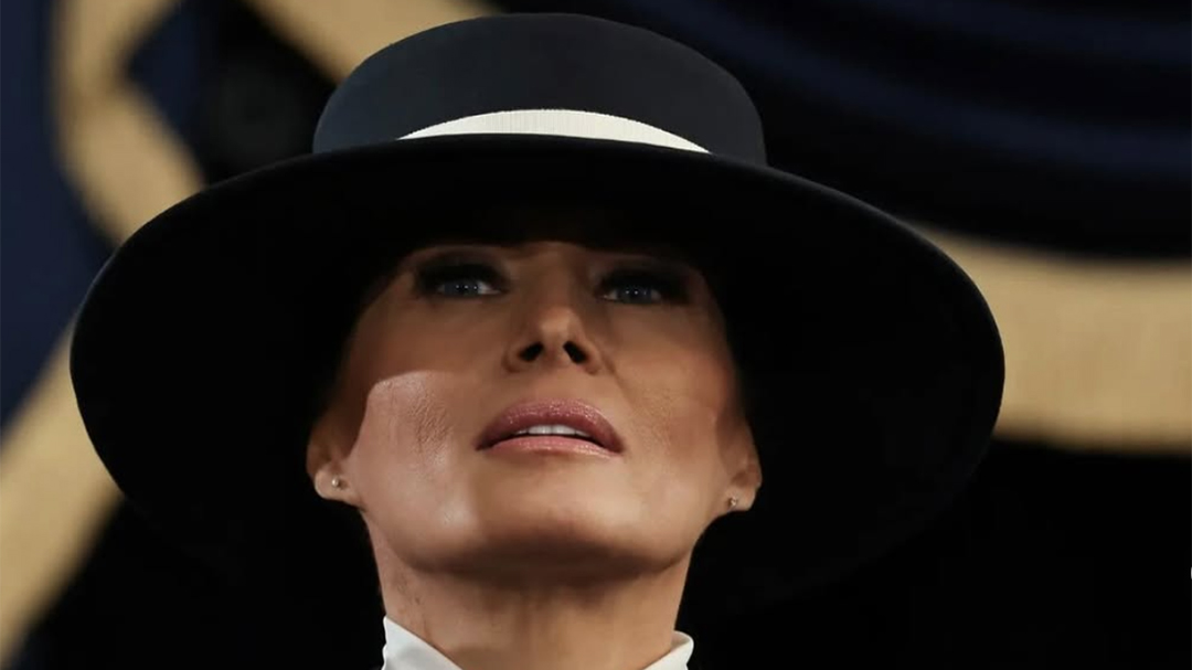 Pakaian Melania Trump saat Pelantikan Jadi Sorotan, Dikatai Mirip 'Janda Mafia'