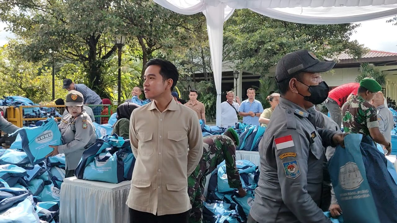 Bagi-Bagi Sembako, Wapres Gibran Pulang Kampung Sambil 'Belanja Masalah' di Solo