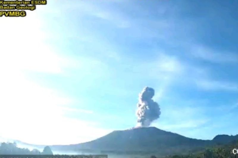 Gunung Ibu di Halmahera Barat Erupsi, Semburkan Abu Vulkanik Setinggi 1,2 Kilometer