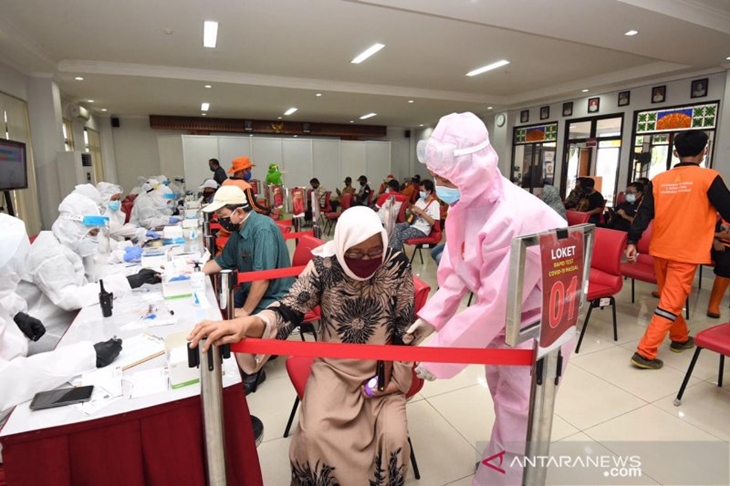 Tim Relawan Indonesia Bersatu (RIB) menyelenggarakan "rapid test" gratis terhadap pengusaha hewan kurban di Kantor Kecamatan Makasar, Jakarta Timur, Ahad (19/7/2020). (ANTARA/HO-Humas RIB)