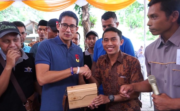 Dihadiahi Tas Unik dan Minyak Urut Jahe, Sandiaga Janji Berdayakan UMKM