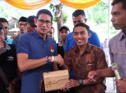 Dihadiahi Tas Unik dan Minyak Urut Jahe, Sandiaga Janji Berdayakan UMKM
