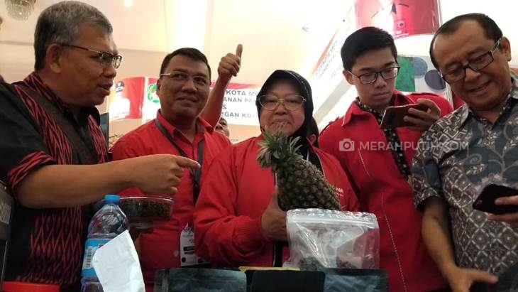 Tri Rismaharini (tengah) saat mengunjungi pameran rempah-rempah nusantara di arena Rakernas I dan HUT Ke-47 PDIP. (Foto: MP/Ponco Sulaksono)