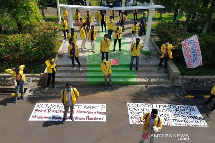 Mahasiswa Unnes menggelar aksi di depan gedung rektorat perguruan tinggi itu di Semarang, Kamis. (ANTARA/ I.C.Senjaya)