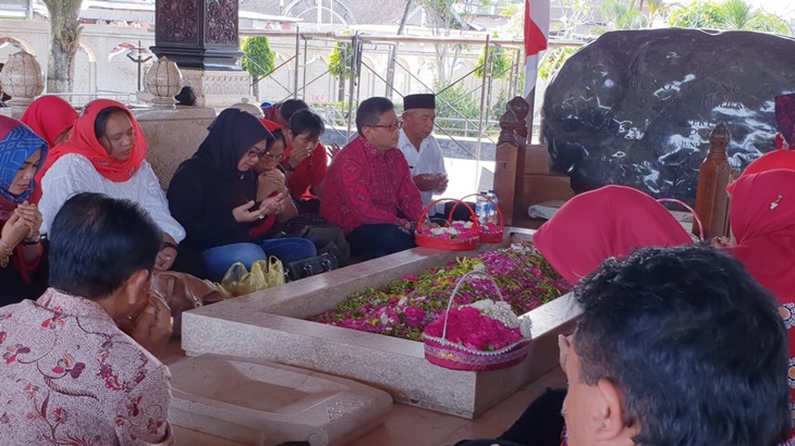 Hasto Kristiyanto bersama kader PDI Perjuangan di Makam Bung Karno
