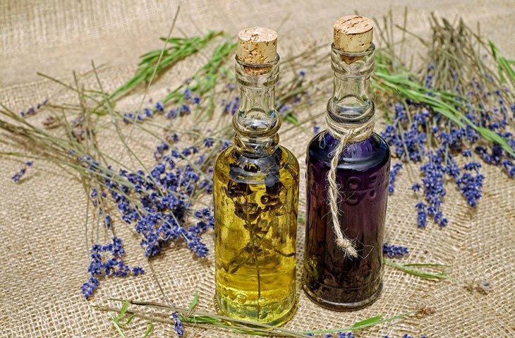 Minyak lavender juga bisa untuk perawatan wajah. (Foto- Pixabay/Couleur)