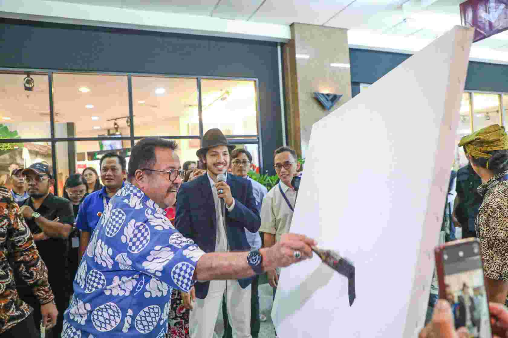 Kunjungi Pameran Seni Bill Mohdor Studio, Rano Karno Ingin Kerja Sama di Bidang Ekonomi Kreatif Meningkat