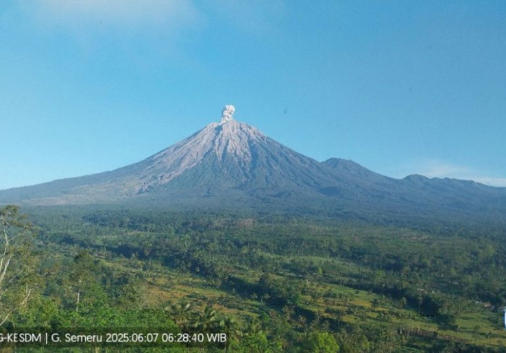 Gunung Semeru Meletus Berkali-kali Pagi Ini! Potensi Lahar Hujan dan Guguran Lava Mengancam Hingga Radius 13 Kilometer, Warga Diminta Waspada