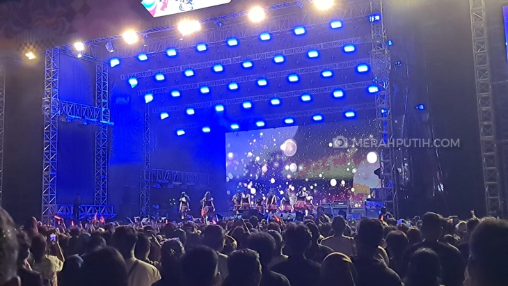 JKT 48 tampil di konser Projek-D Vol.2 di De Tjolomadoe, Karanganyar, Jateng, Sabtu (5/8). (MP/Ismail)