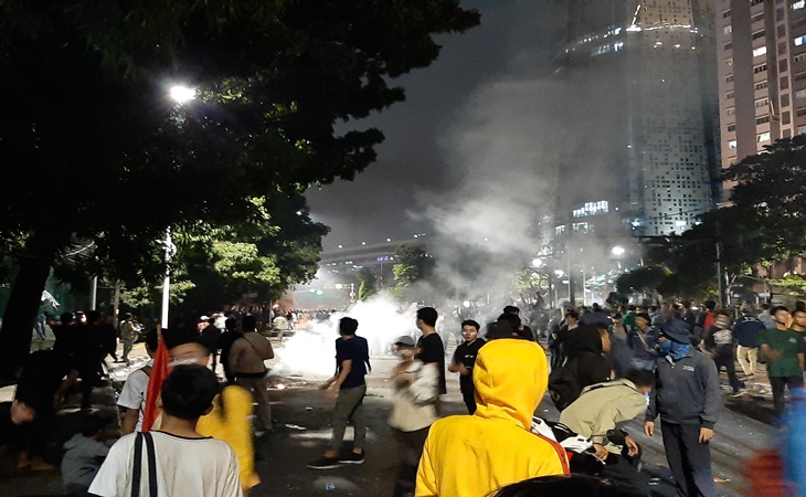 Massa mahasiswa melemparkan bom molotov ke arah pospol Palmerah 
