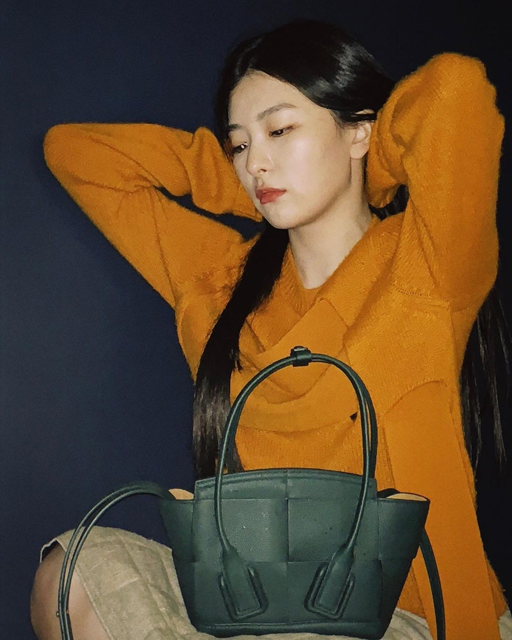 Seulgi dengan Bottega Veneta (Foto: Vogue)