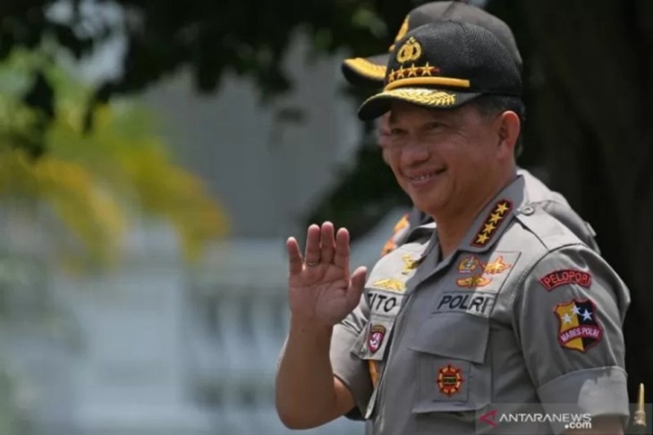 Kapolri Jenderal Pol Tito Karnavian melambaikan tangan saat berjalan memasuki Kompleks Istana Kepresidenan di Jakarta, Senin (21/10/2019). (ANTARA FOTO/Wahyu Putro A/wsj.)