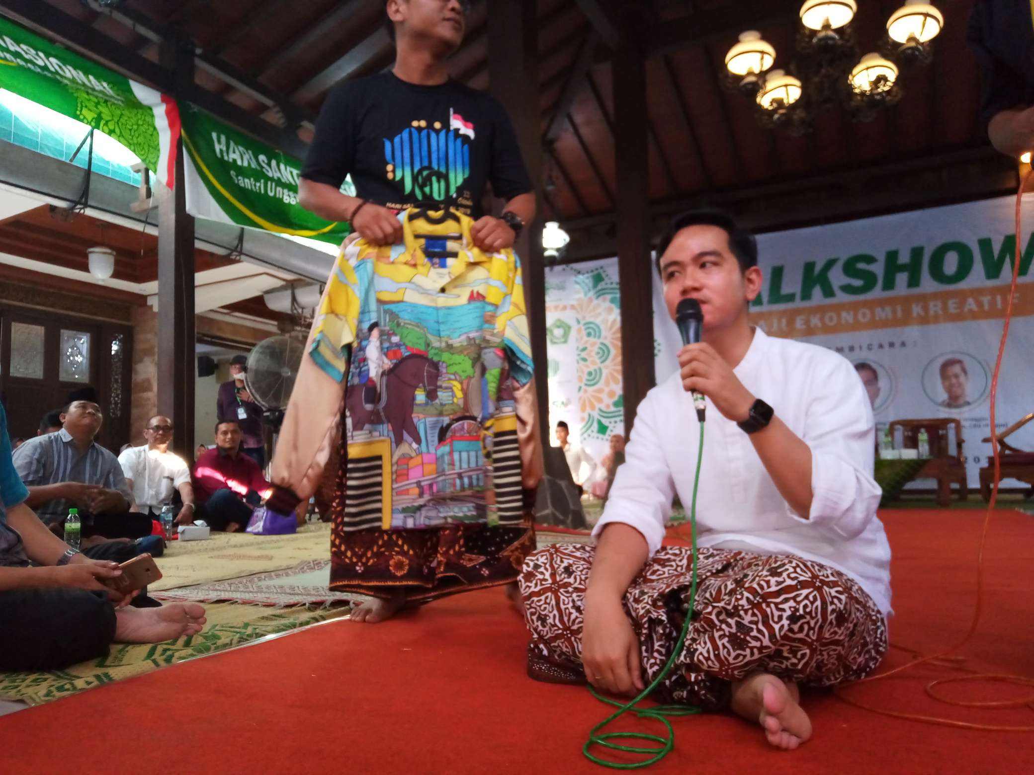 Gibran Rakabuming Raka menjadi pembicara dalam acara Talkshow Ngaji Ekonomi Kreatif di Pondok Pesantren Al-Muayyad, Solo, Jawa Tengah, Sabtu (26/10). (MP/Ismail)