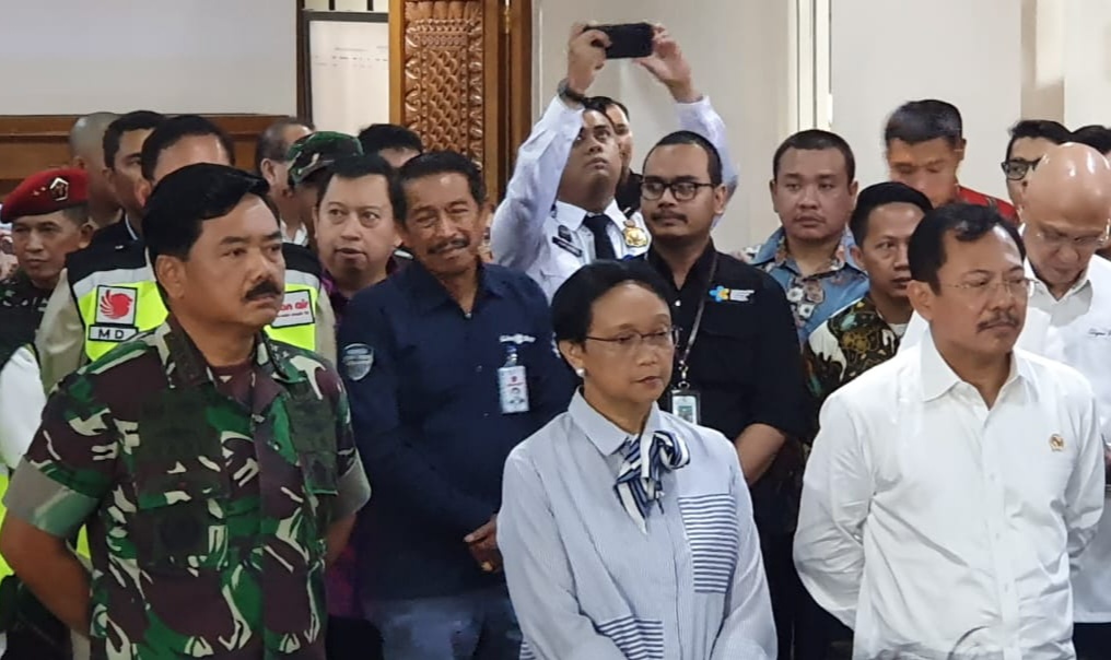 Pemerintah Pusat melalui Menteri Luar Negeri Retno Marsudi, Menteri Kesehatan Terawan melepas 42 orang tim evakuasi Warga Negara Indonesia (WNI) di Wuhan, China, pada Sabtu (1/2). 