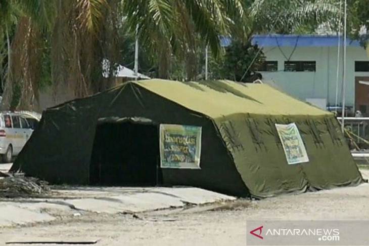Tenda darurat dibangun di RSUD AWS Samarinda sebagai antisipasi melonjaknya jumlah pasien penyebaran COVID-19. ANTARA/ Arumanto