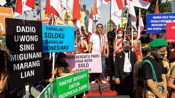 Massa Barisan Solidaritas Masyarakat Solo untuk Indonesia Damai menggelar demo, Minggu (30/8). (MP/Ismail)