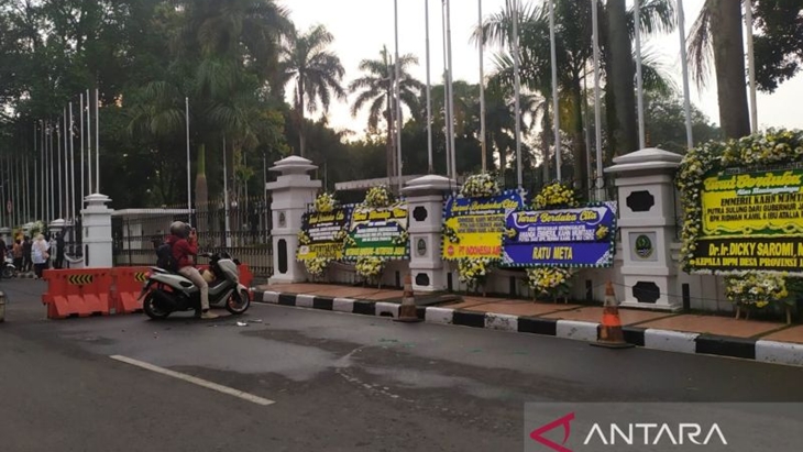 Karangan Bunga Mulai Penuhi Rumah Dinas Ridwan Kamil