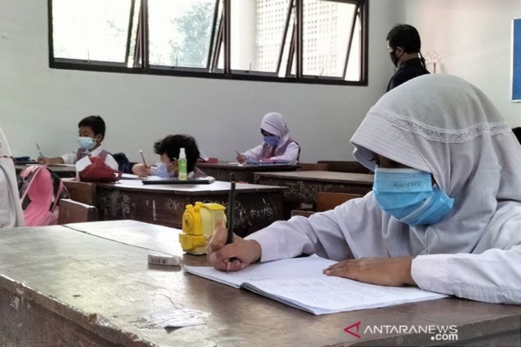 Ilustrasi - Kondisi pembelajaran tatap muka (PTM) yang digelar di SD 11 Grogol Jakarta Barat, Senin, (30/8/2021). (ANTARA)