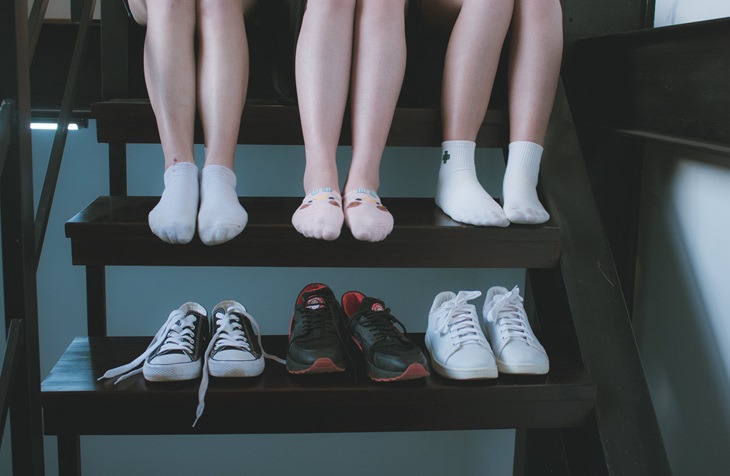 Gunakan kaus kaki dan sepatu yang berventilasi. (Foto: Pexels/this is zun)