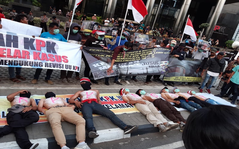 Aksi massa depan gedung KPK