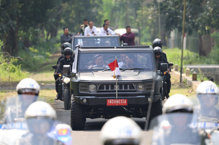 Prabowo Sopiri Jokowi dan Erick Thohir Naik Maung 4x4 di Pindad