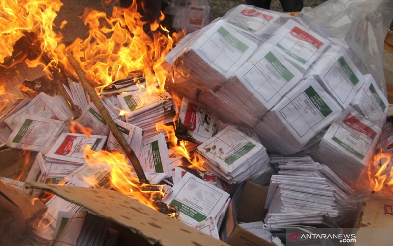 Ilustrasi pembakaran surat suara Pemilu 2019