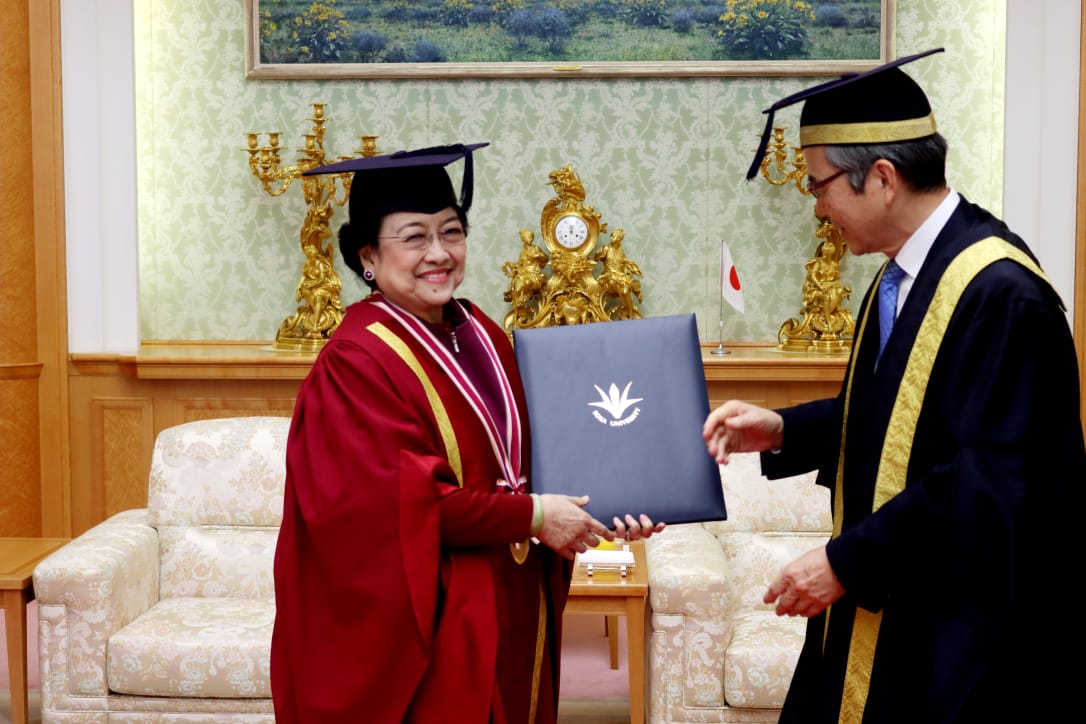 Megawati Terima Gelar Doktor Kehormatan dari Universitas Soka Jepang