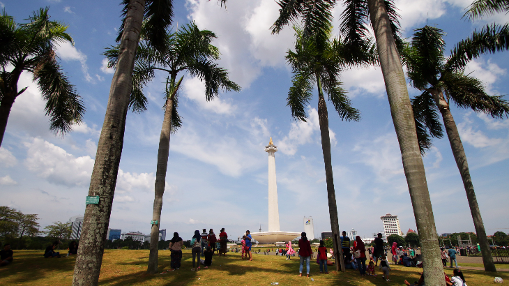 Pengunjung beraktivitas di Monas, Jakarta (ANTARA FOTO/Rivan Awal Lingga)