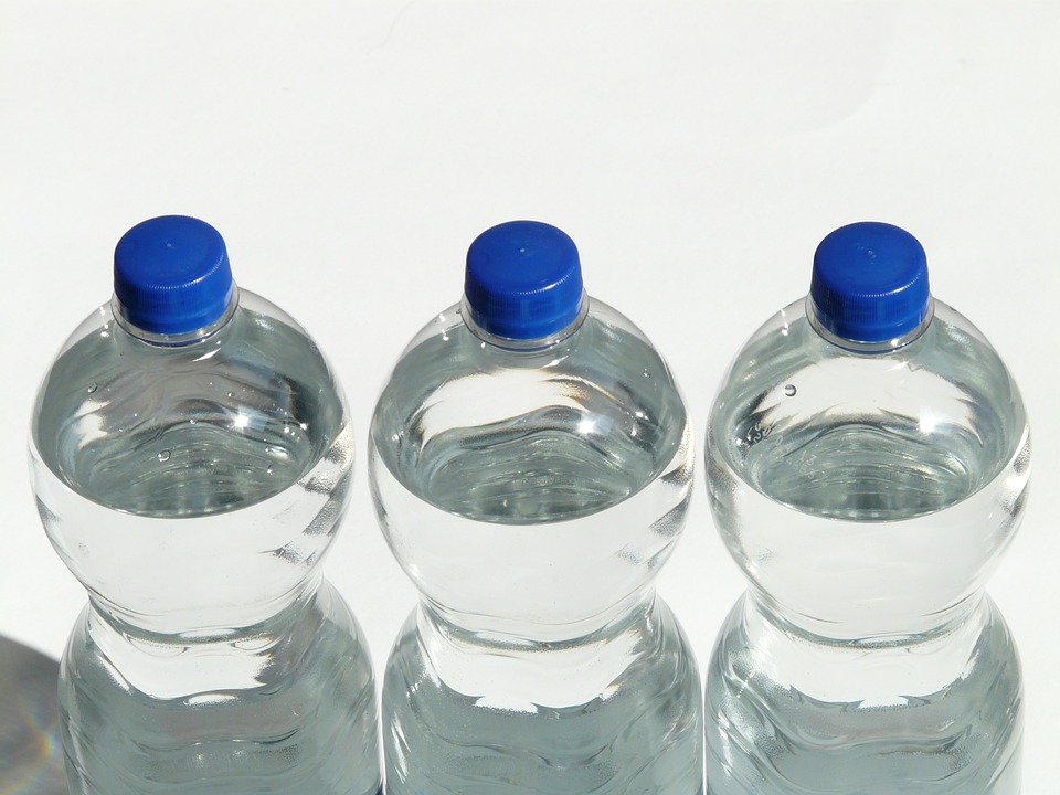 Minum yang banyak (Sumber: Pixabay/Hans)