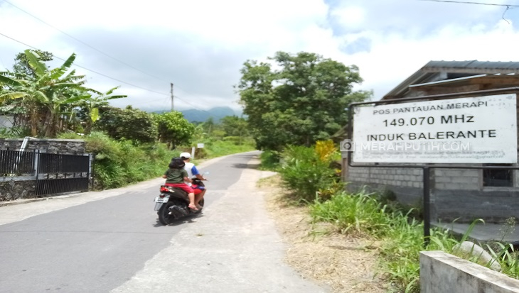 Gunung Merapi Keluarkan Guguran, Warga Desa Balerante Tetap Nekat Beraktivitas