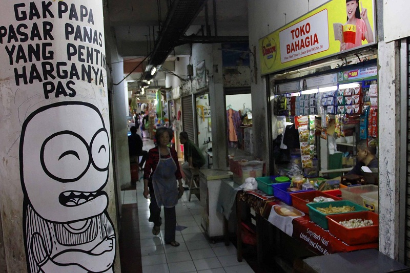 Mural soal ekonomi rakyat di Pasar Tebet Timur, Jakarta Selatan. (Foto: MerahPutih/Dery Ridwansah)
